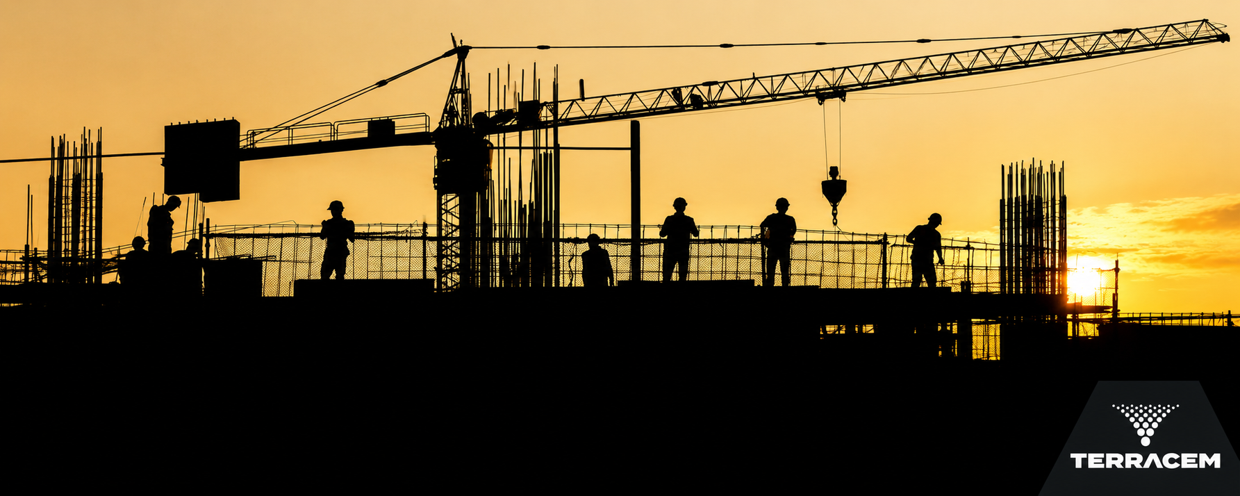 Construcción con grúa al atardecer